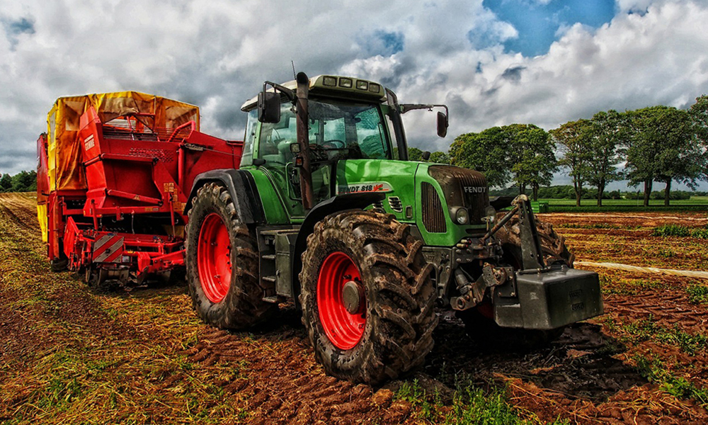 traktor na njivi